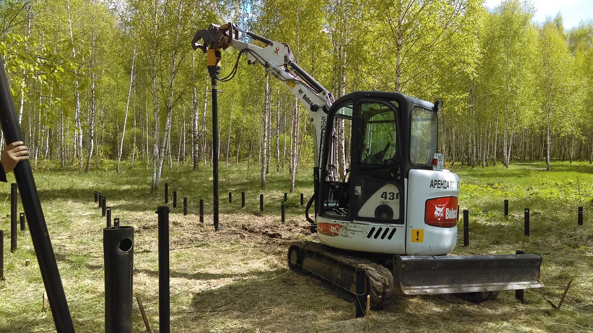 Аренда мини ямобура BobCat - услуги в Москве мини ямобура Бобкет -  Техно-Ресурс